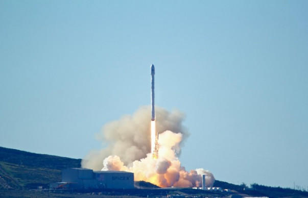 Kaliforniyadan Falcon 9 raketasi koinotga muvaffaqiyatli uchirildi