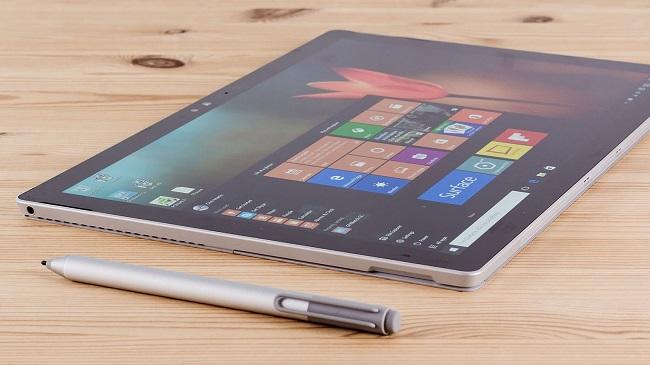 Microsoft Surface Pro 5 планшети жорий чоракда намойиш этилади