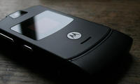 ОАВ: Афсонавий Motorola RAZR V3 “раскладушкаси” қайтмоқда
