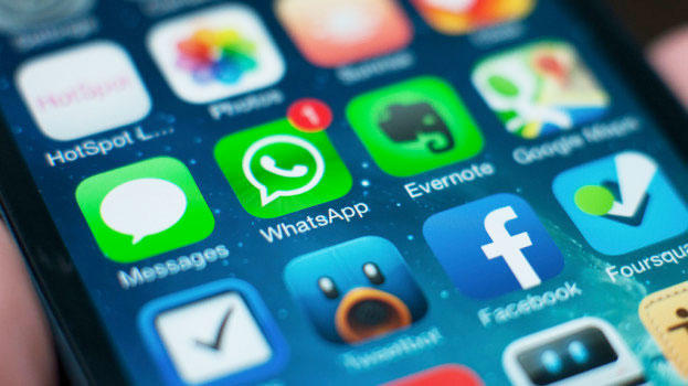 Siri энди WhatsApp’даги сўнгги хабарларни ўқиб беради