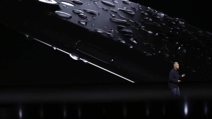 Apple iPhone 7 ва Watch Series 2 соатини сув остида синаб кўришди (Видео)