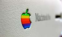 Apple яна камалакранг логотипни қўллайди