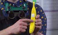 КУТИЛМАГАН ВИДЕО: Nokia 8110 эмас, балки ҳақиқий Banana Phone’нинг мустаҳкамлигини синаб кўришди!