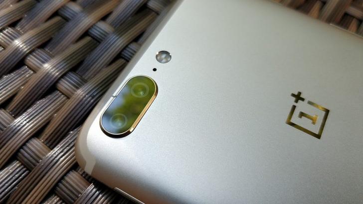 Соф олтин корпусли OnePlus 5 ўрта нархда тақдим қилинди!