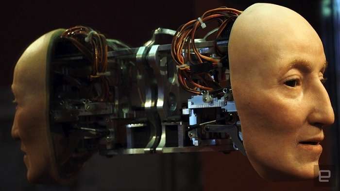 Zamonaviy san’at:  London muzeyida Angliya qirolichasi yuzini aks etgan robot paydo bo‘ldi