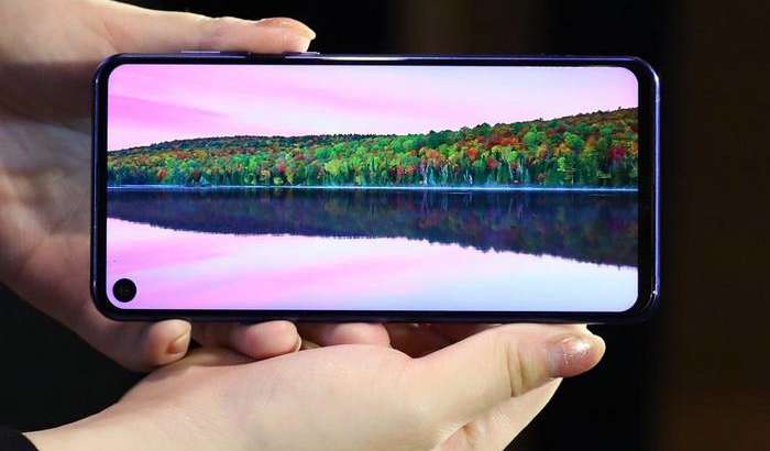 Samsung кутилмаганда «тешик» дисплейли Galaxy A9 Pro (2019) смартфонини намойиш қилди!