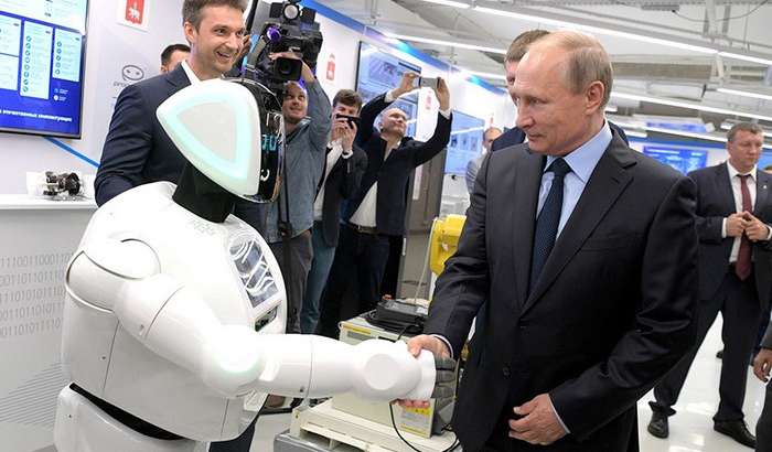 Путин билан кўришган роботни Tesla автопилоти уриб «ўлдирди» (+видео)