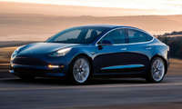 Машиналар қўзғолони: Tesla электромобили «камикадзе»лик қилди!