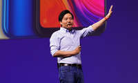 Xiaomi раҳбари ҳайратда: 9 яшар бола илк Redmi смартфонини санъат асарига айлантирди!