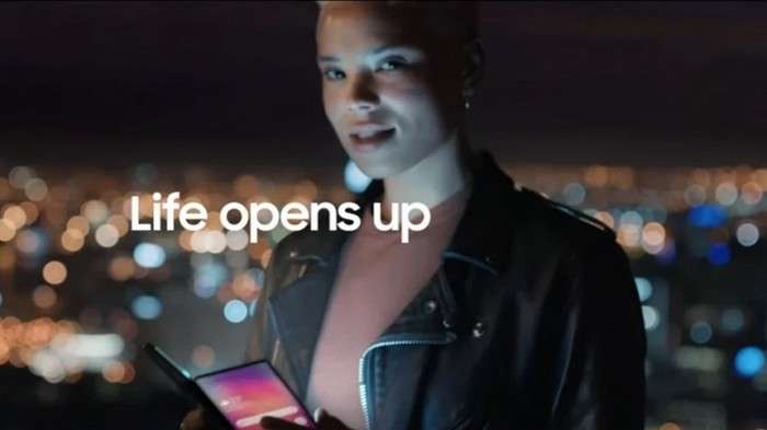 Samsung яна реклама ролигида iPhone’ни масхаралаб, инновацион дизайнли янги смартфон кўрсатди