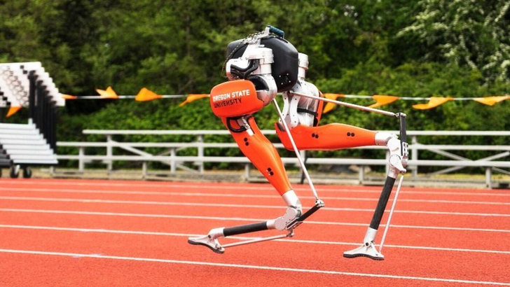 Ikki oyoqli robot 100 metrga yugurish bo'yicha Ginnesning rekorlar kitobiga kirdi