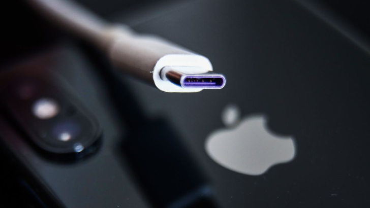 Apple тенгдир Apple'га: iPhone 15 смартфонларининг USB-C порти оддий USB-C кабеллари билан 